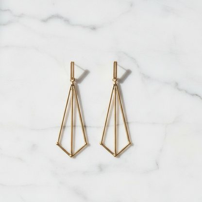 Cometa Earrings flat lay su marmo
